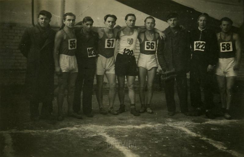 KKE 3446.jpg - Mistrzostwa Zimowe w lekkiejatletyce w Olsztynie. Druzyna MKS "Lechia" w składzie: od lewej: pierszy Leopold Szczerbicki, trzeci Rosochacki, piąty Jan Rutkowski, siódmy Klemens, ósmy Woliński z przeciwnikami, Uzyskała III miejsce w sztafecie 4x50m , Olsztyn, 8-9, II, 1947 r.